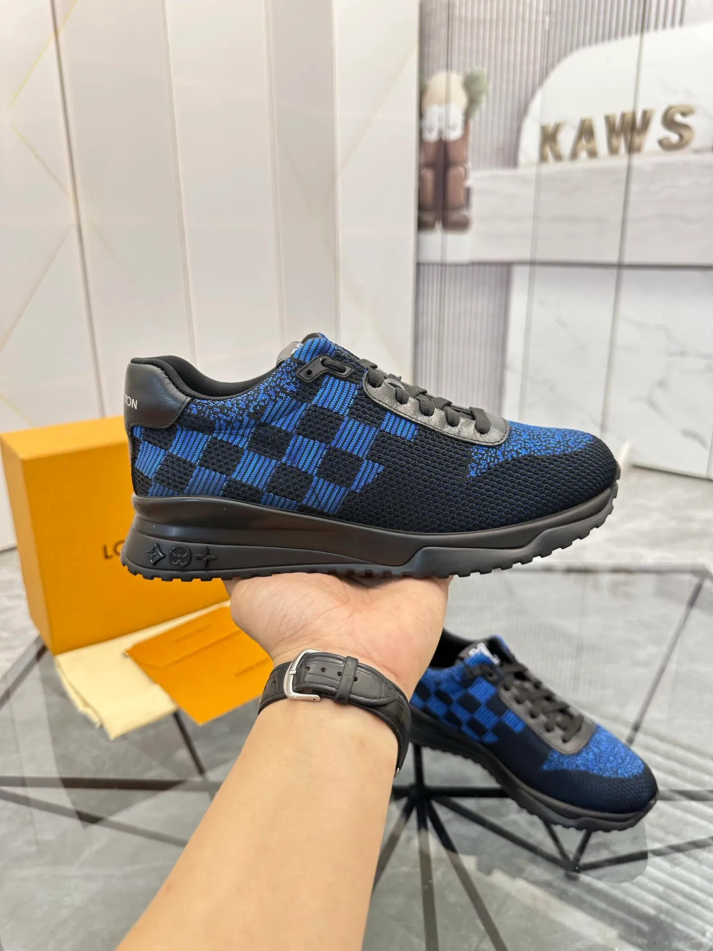 Men's shoes for sale💰: 💰P560¥ High-end quality Product trademark: LV* "Louis Vuitton*" low-top sneakers Regular size: 38-44 (can be customized to 45.46.) Product materials: imported breathable fly knit upper, breathable lining, original raw rubber translucent combination outsole. Number: 2068
